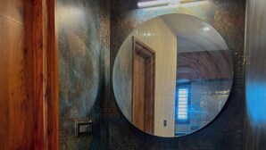 Apartamento clásico | Baño | Ducha, toallas, jabón y champú