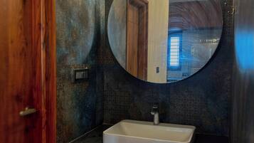 Appartamento Classic | Bagno | Doccia, asciugamani, sapone, shampoo