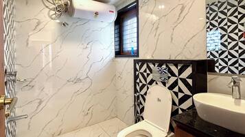 Classic Apartment | Bathroom | Shower, towels, soap, shampoo