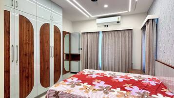 Classic Apartment | Desk, laptop workspace, free WiFi