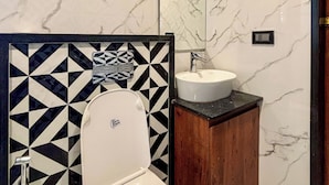 Apartamento clásico | Baño | Ducha, toallas, jabón y champú