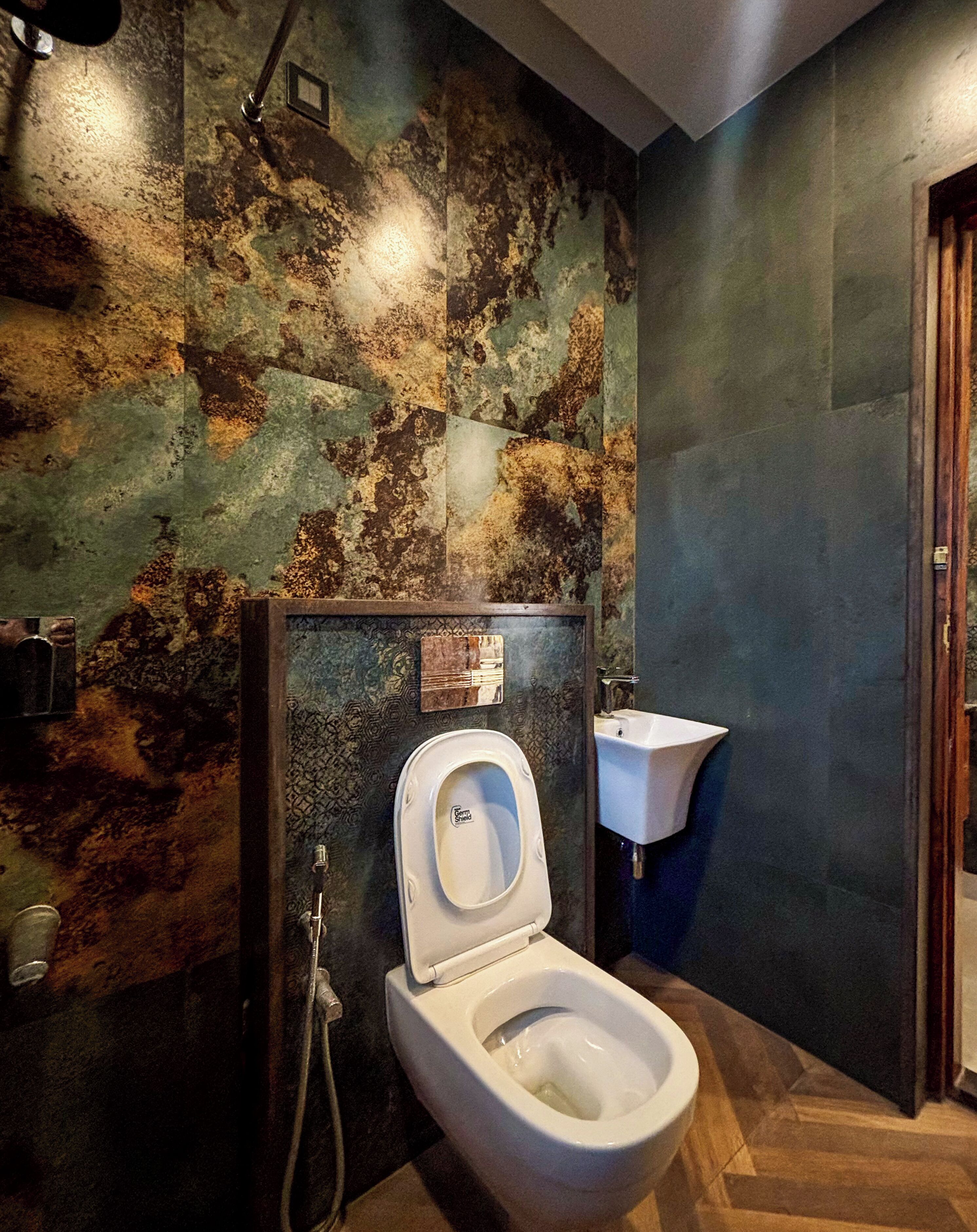 Un baño con inodoro, lavamanos y ducha.