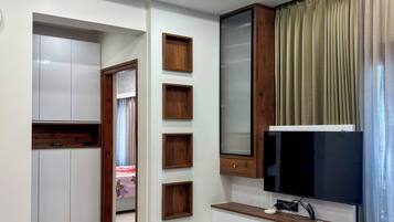 Classic Apartment | Desk, laptop workspace, free WiFi