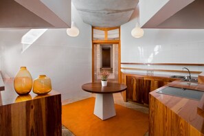 Eine moderne Küche mit einer zentralen Kochinsel, Holzschränken und Blick in den Essbereich.