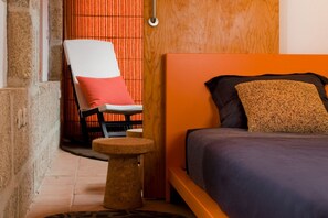A room with a bed, a chair, and a small stool. - Casas Bioclimáticas Iter El Caminito (Granadilla de Abona)