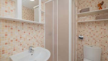 Douche, sèche-cheveux, serviettes fournies