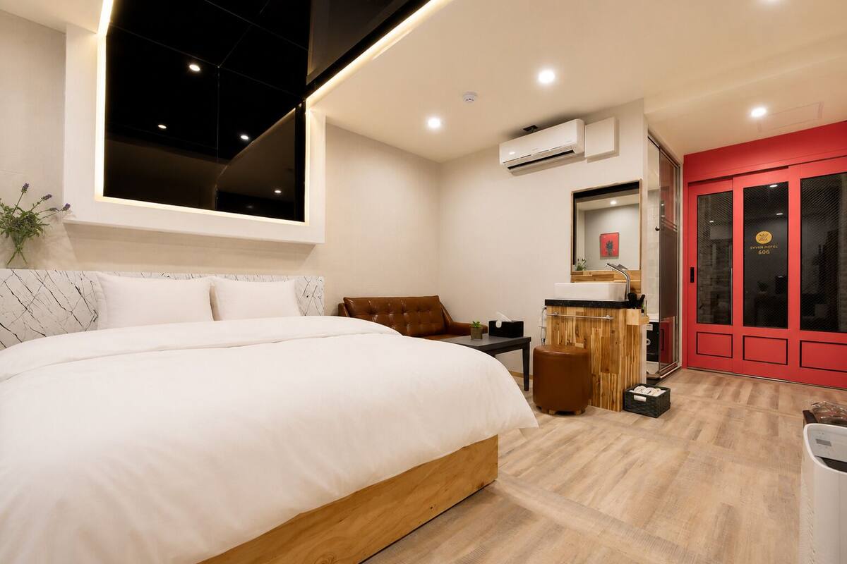 Quarto casal luxo | Escrivaninha, Wi-Fi de cortesia