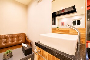 Quarto casal luxo | Banheiro | Secador de cabelo, sabonete, shampoo, papel higiênico
