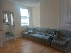 Living area - Best Location for Family, Couple Get away spot. (High Wycombe)