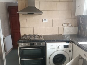 Private kitchen - Best Location for Family, Couple Get away spot. (High Wycombe)