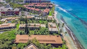 Un hôtel situé sur la côte, composé de plusieurs bâtiments, avec accès direct à la plage et une vue dégagée sur l’océan.