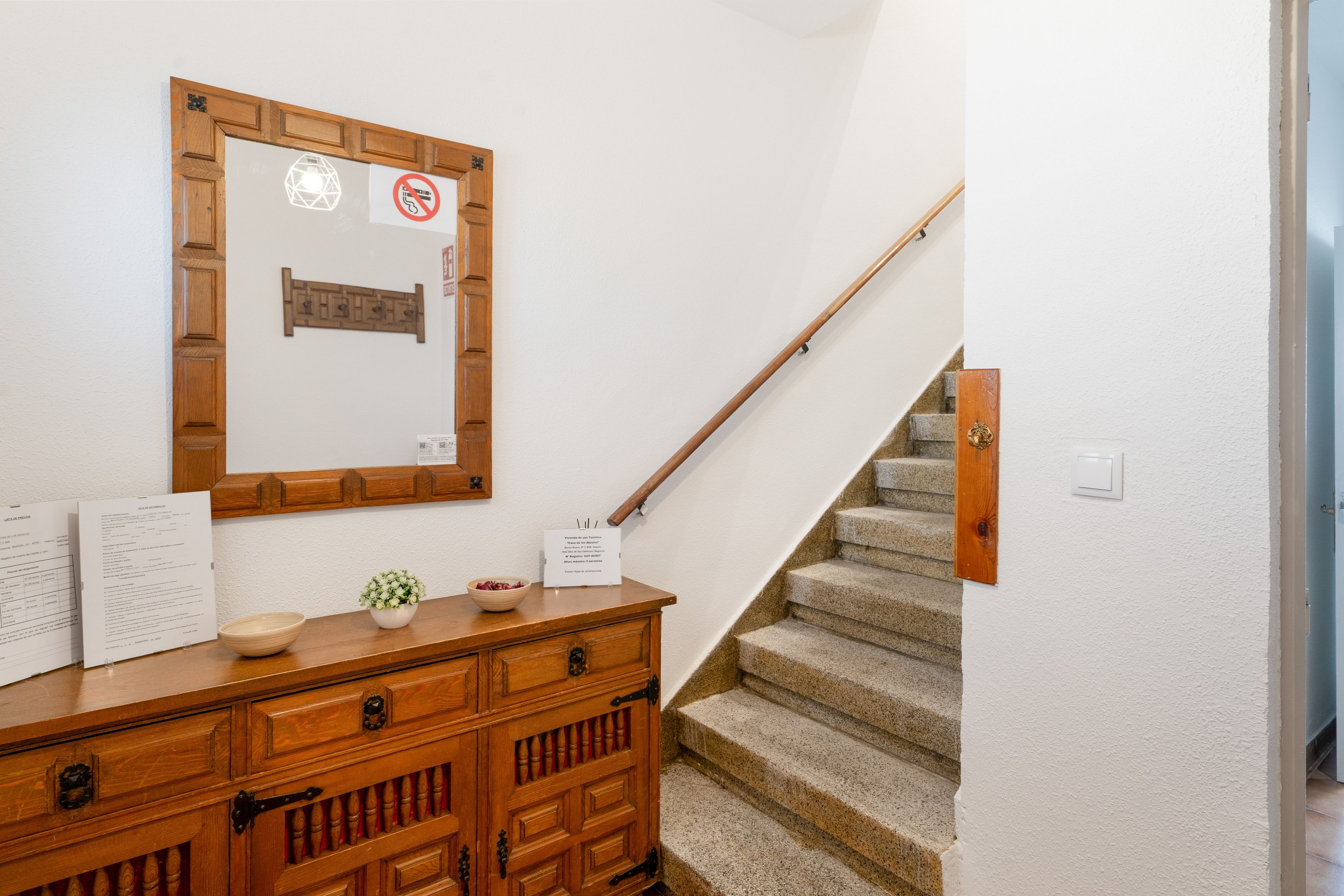Eine Holzhandrail führt zu einer Zwischenebene.