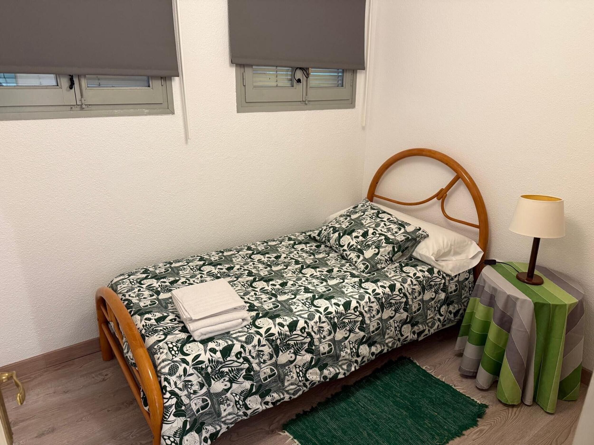Tabla de planchar con plancha, wifi, ropa de cama