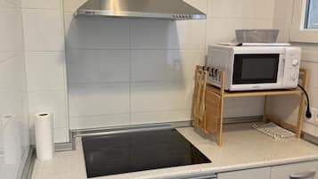 Cafetera o tetera, frigorífico, microondas y horno