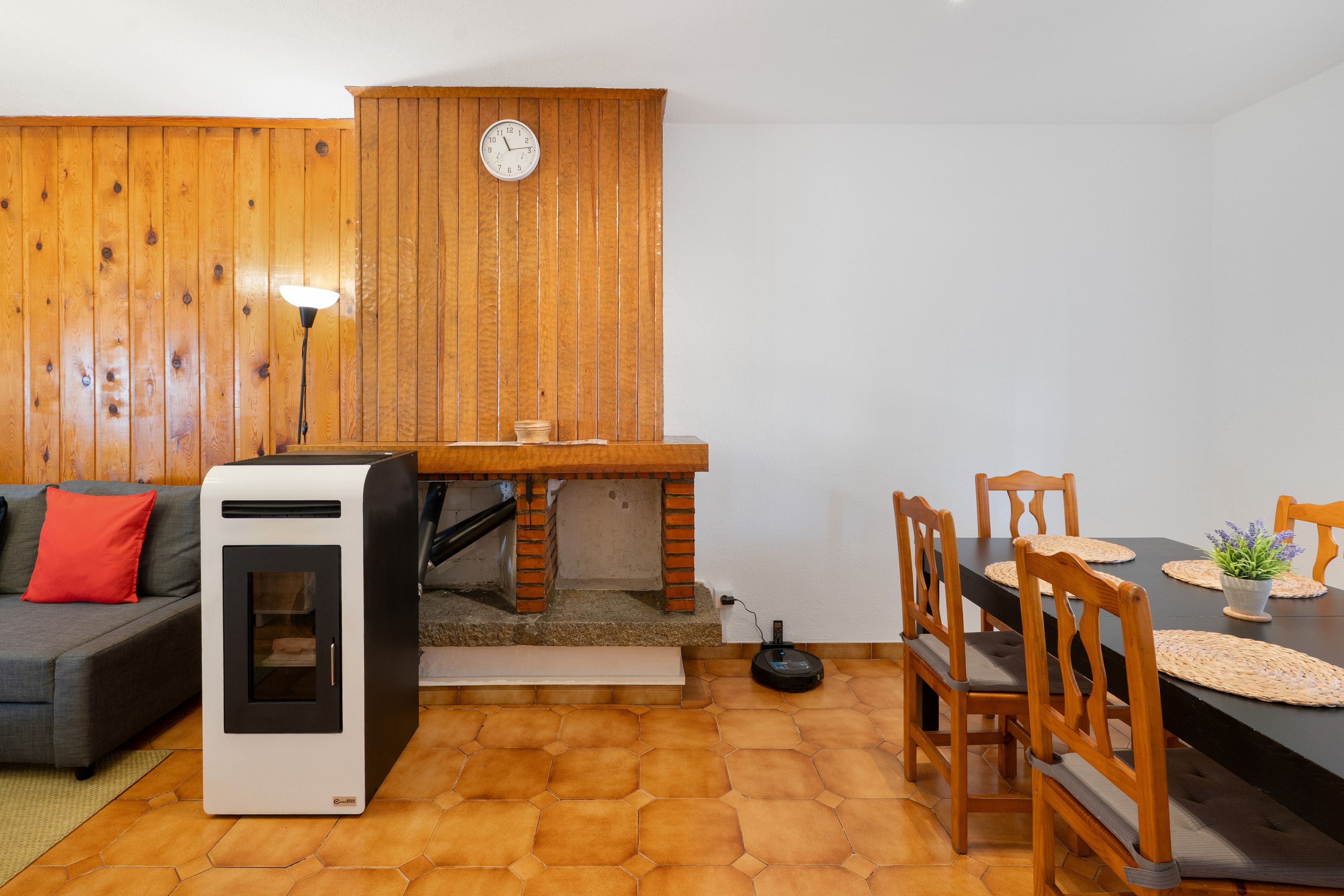 Un espacio habitable compacto con kitchenette, zona de comedor y área de estar.