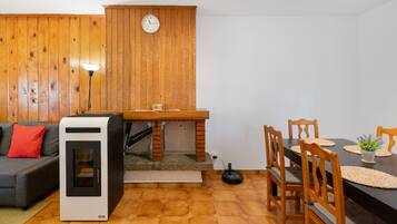 Un espacio habitable compacto con kitchenette, zona de comedor y área de estar.
