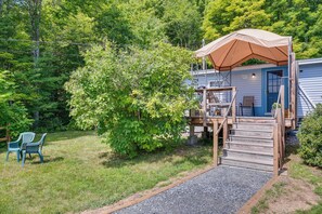 A cabin with a deck, outdoor seating, and a covered area. - Ashland Home w/ Deck - Blueberry Overlook (Ashland)