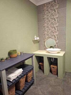 Bathroom - Rustic Farmhouse Retreat in Cape Winelands, South Africa (Cape Winelands District Municipality)