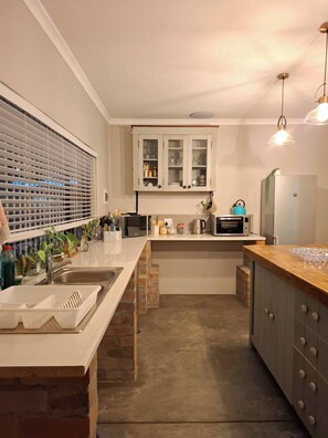 Coffee/tea maker, fridge, microwave, oven - Rustic Farmhouse Retreat in Cape Winelands, South Africa (Cape Winelands District Municipality)