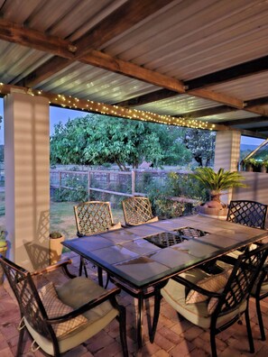 Outdoor dining - Rustic Farmhouse Retreat in Cape Winelands, South Africa (Cape Winelands District Municipality)
