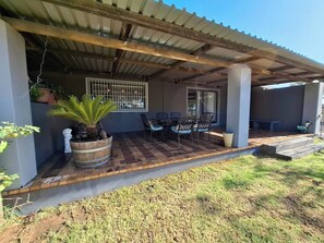 Outdoor dining - Rustic Farmhouse Retreat in Cape Winelands, South Africa (Cape Winelands District Municipality)