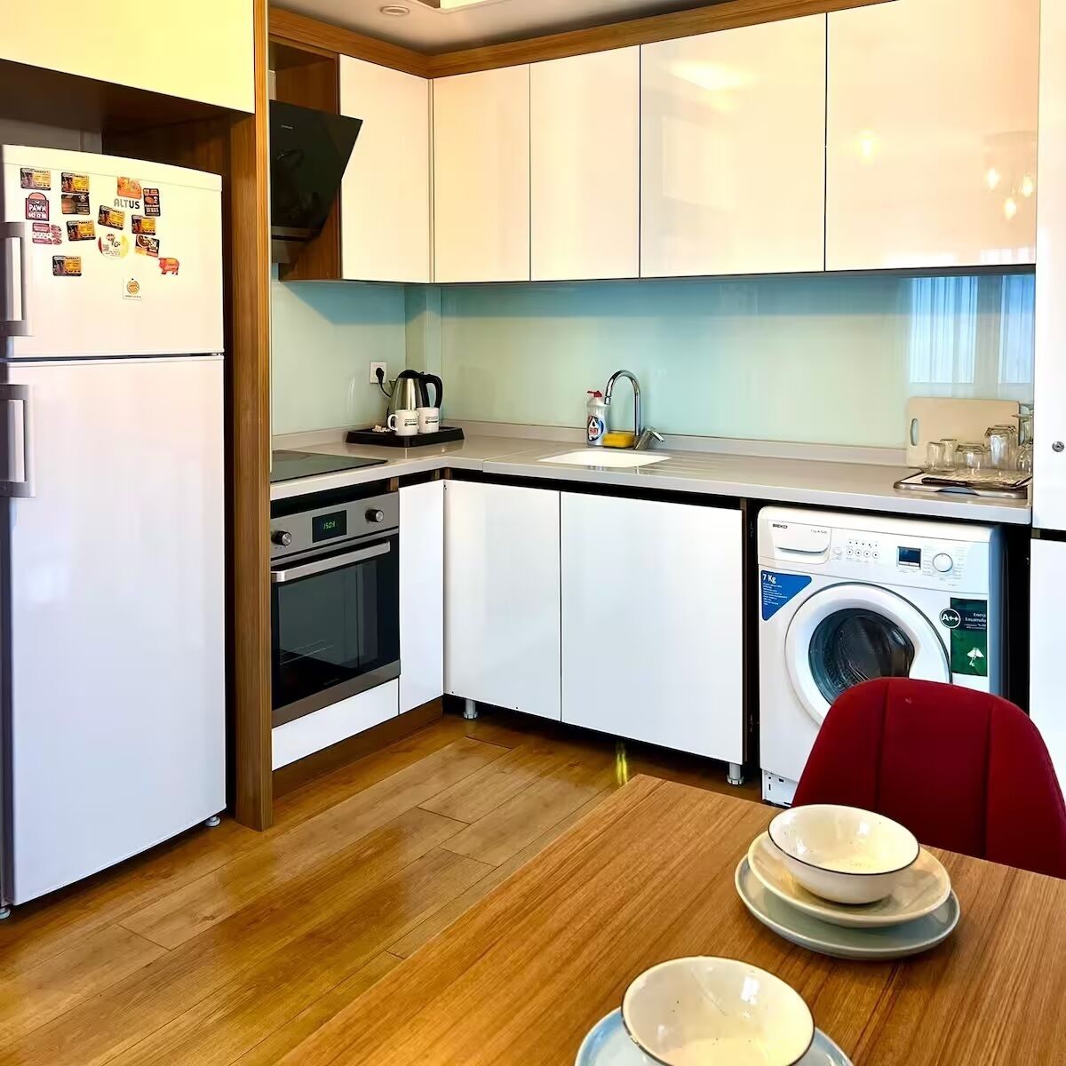 Coffee/tea maker, fridge, microwave, oven