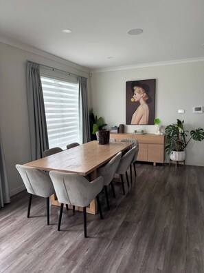Dining - Private wonderful 6 Bedroom House in Flatbush (Auckland)