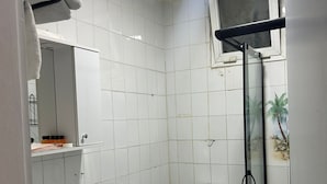 Séchoir à cheveux, serviettes fournies