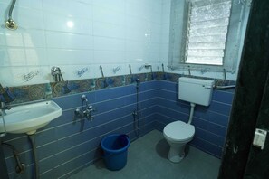 Double Room, City View | Bathroom - HOTEL SAI NIDHI SUPREME -Nalanda (Navi Mumbai)