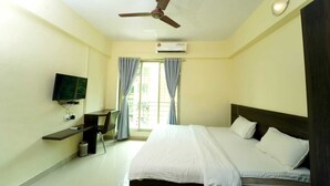 Chambre double, vue sur la ville