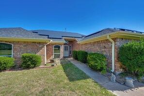 Exterior - Swim, Grill & Relax! Copperas Cove Family Home (Copperas Cove)