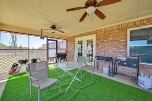 Outdoor dining - Swim, Grill & Relax! Copperas Cove Family Home (Copperas Cove)