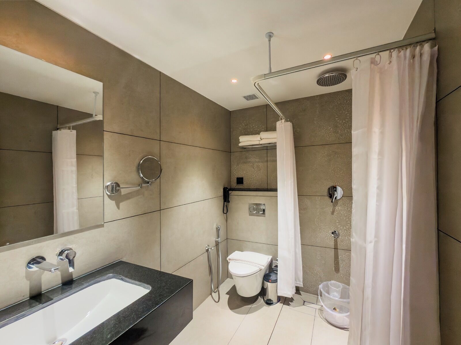 Deluxe Room | Bathroom | Shower, free toiletries, towels, soap