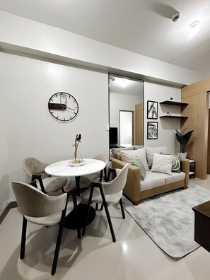 Interior - Cozy 2-bedroom condo in brilliant Parañaque with AC (Parañaque)