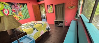 Rare Rainforest Hideaway -.Experience the sights & sounds of the true jungle!