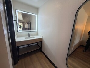 Towels, soap, shampoo, toilet paper - Casa Blanca Hotel - Jurupa Valley 60 Fwy (Riverside)