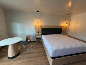 Desk, laptop workspace, free WiFi - Casa Blanca Hotel - Jurupa Valley 60 Fwy (Riverside)