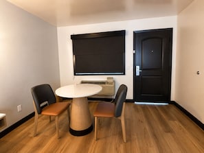 Signature Single Room | Desk, laptop workspace, free WiFi