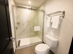 Signature Double Room | Bathroom | Towels, soap, shampoo, toilet paper