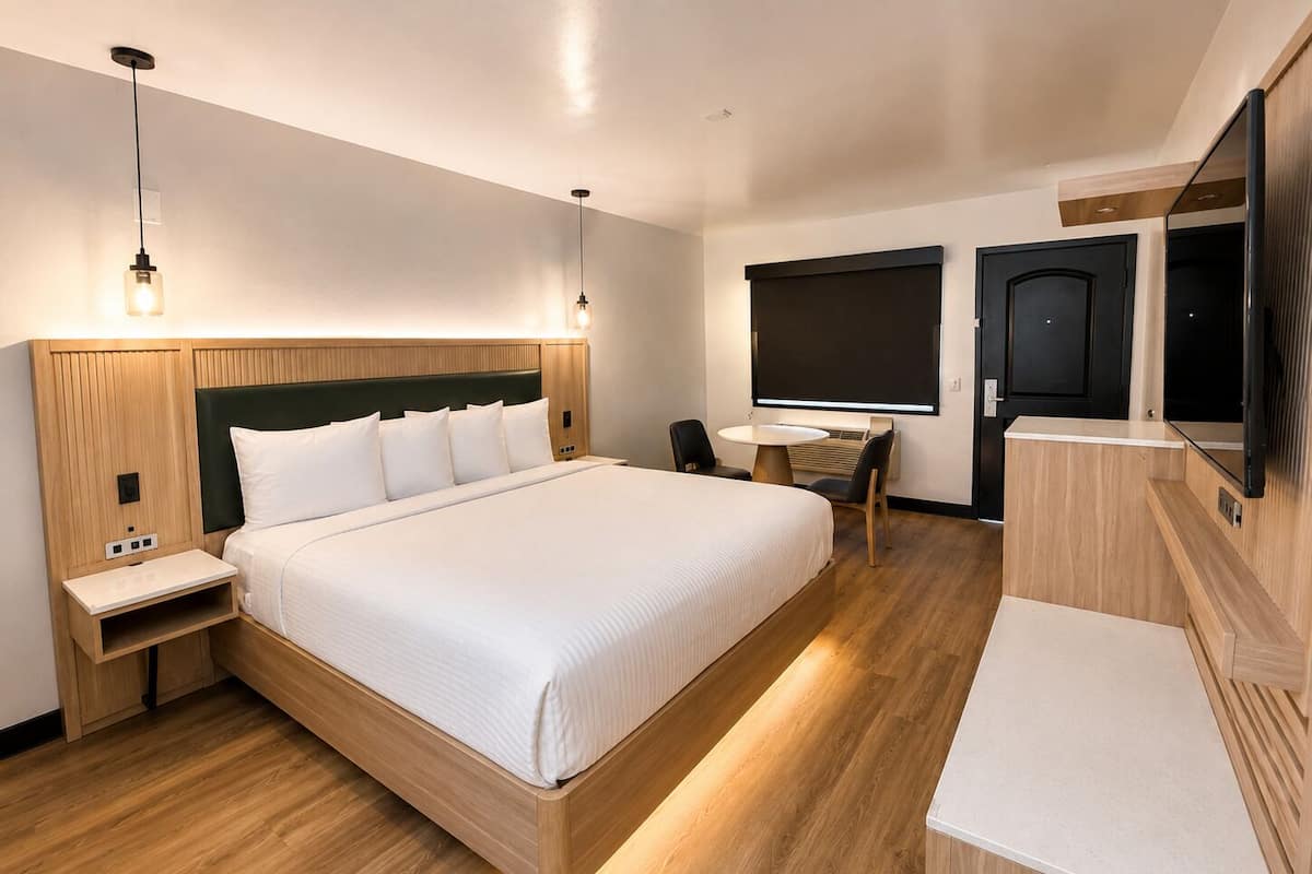 Signature Single Room | Desk, laptop workspace, free WiFi