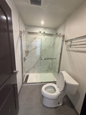 Towels, soap, shampoo, toilet paper - Casa Blanca Hotel - Jurupa Valley 60 Fwy (Riverside)