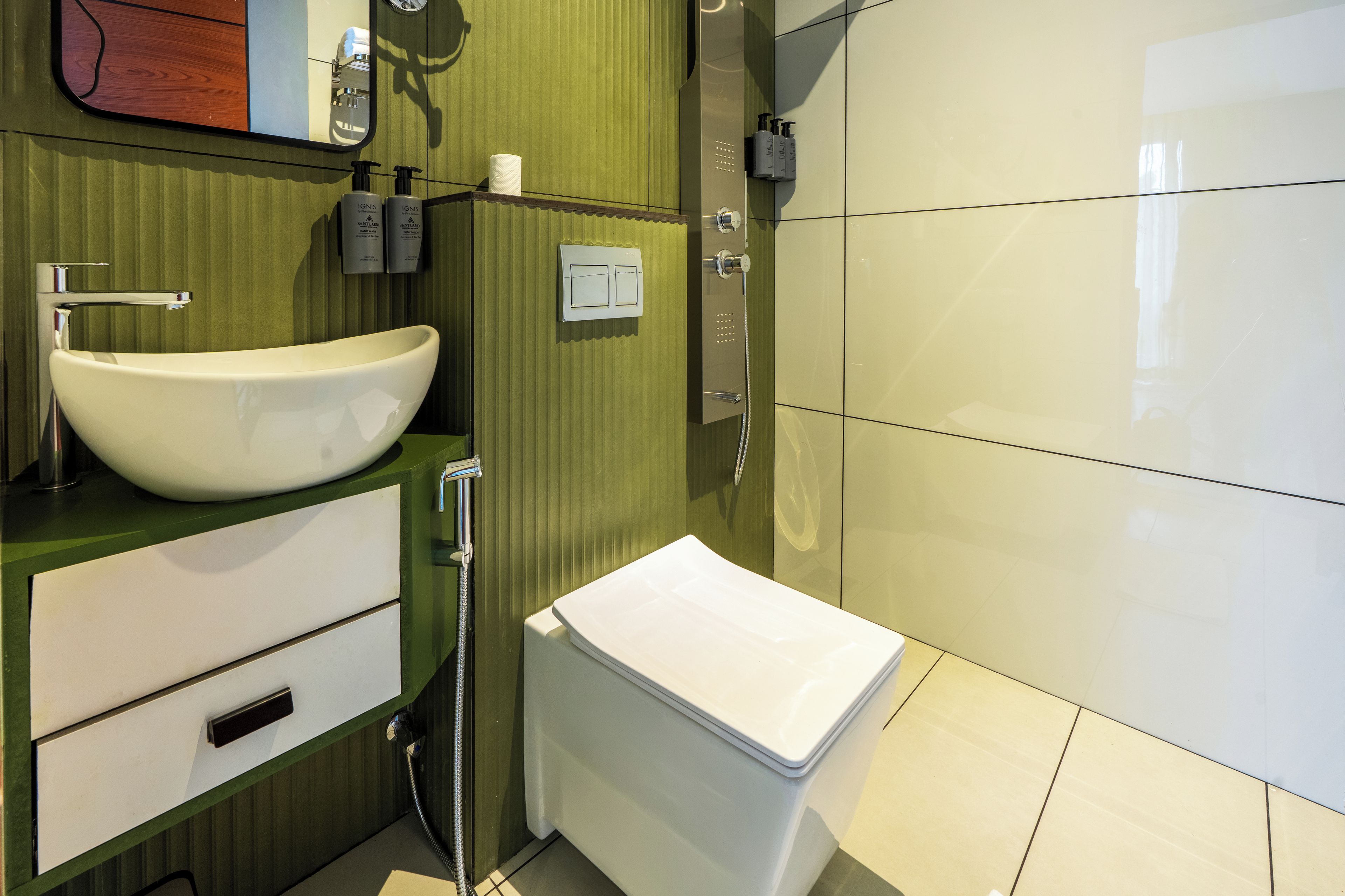 Un baño moderno con un lavamanos grande blanco, una ducha y un inodoro.