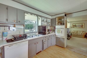 Una cocina con lavavajillas, pileta y ventana.