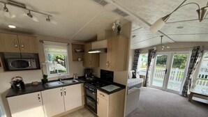 Una cocina compacta equipada con microondas, estufa y lavaplatos.