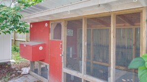 Ein roter Verteilerkasten an einem weißen Gebäude mit einem Metalldach.
