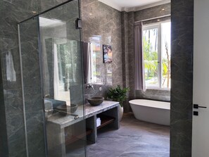 Ilmaiset hygieniatuotteet, hiustenkuivaaja, pyyhkeet, saippua