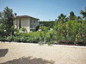 Ein zweistöckiges Haus mit Garten.