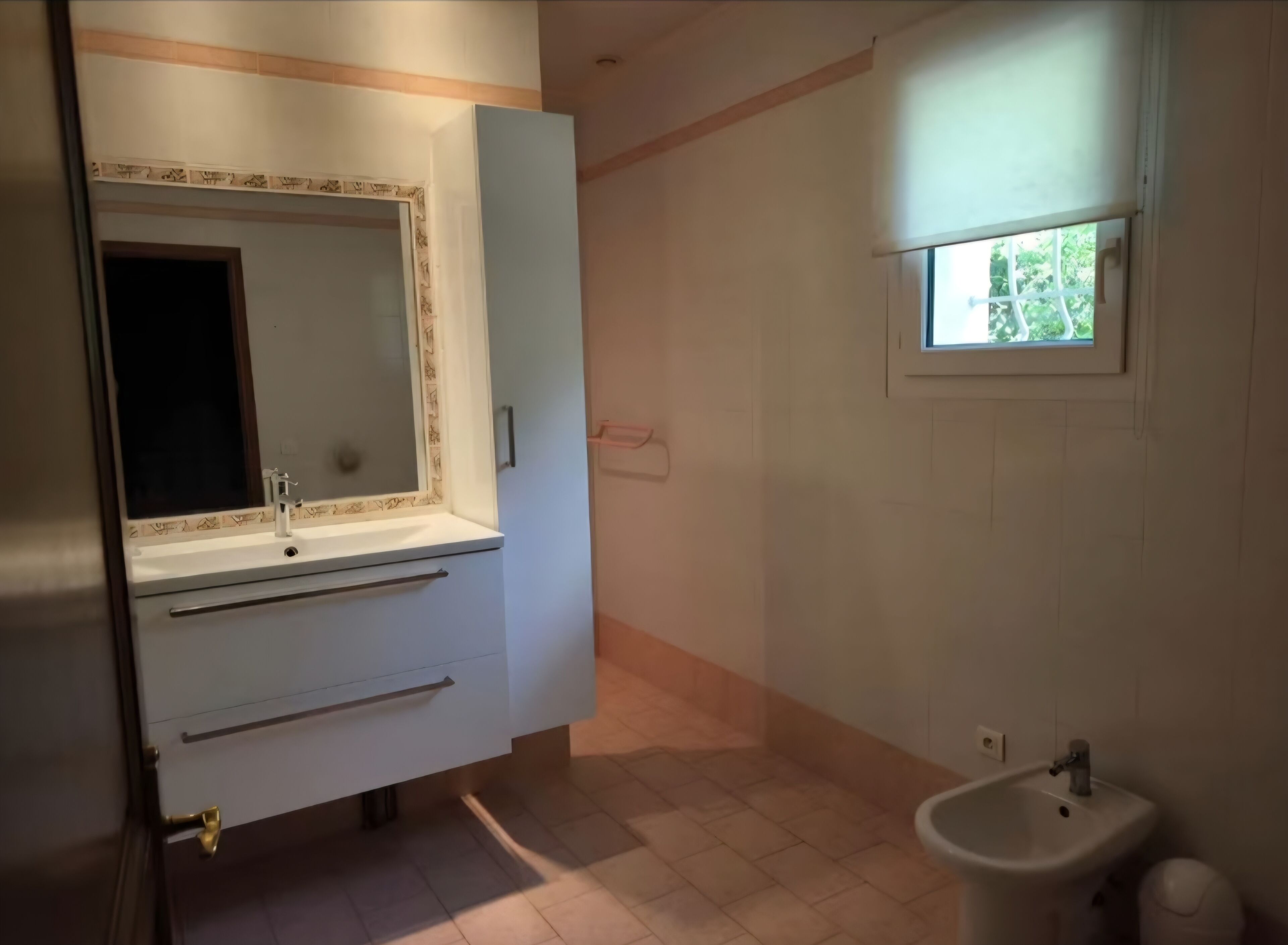 Douche, bidet, serviettes fournies, papier toilette