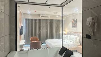 Superior Room, City View | Bathroom | Free toiletries, hair dryer, towels, soap