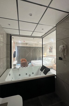 Superior-Zimmer, Stadtblick | Badezimmer | Kostenlose Toilettenartikel, Haartrockner, Handtücher, Seife